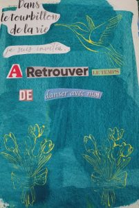 Peinture, collage et écriture dans un journal intime créatif