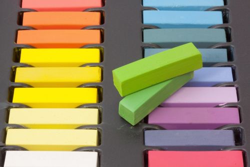 Une palette de pastels secs colorée aux couleurs de l'arc-en-ciel