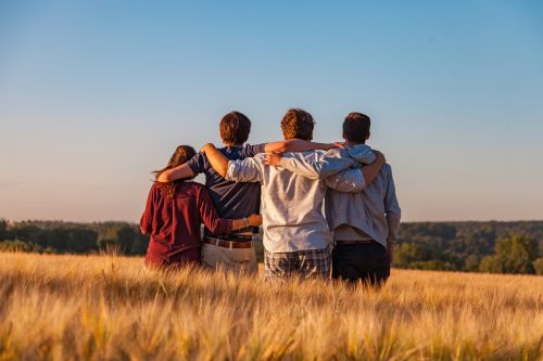 Adolescents en groupe dans la nature